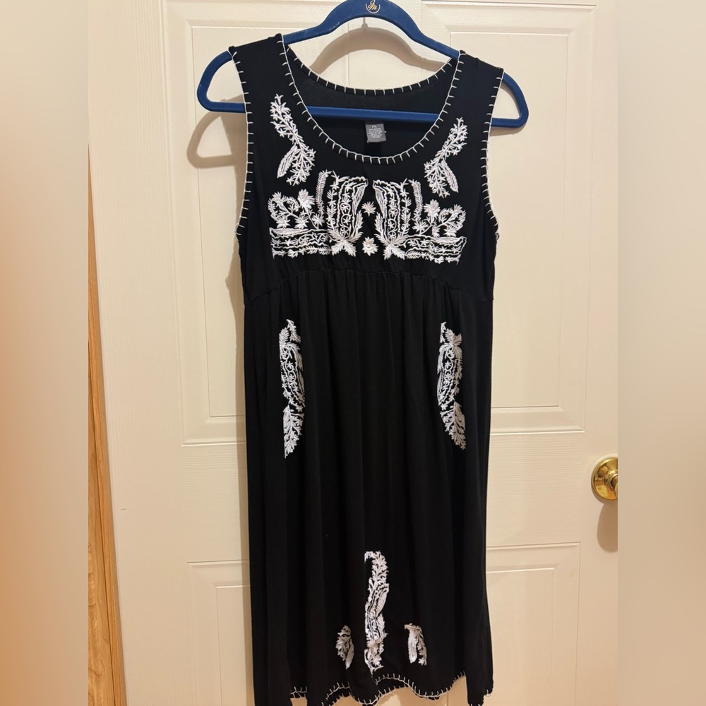 Chelsea & Theodore Sz PL Black Dress W/White Embroidery and Trim VGUC 😊😊